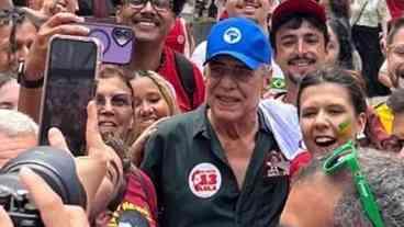 Apoiadores de Lula fazem ato pela democracia na Candelária