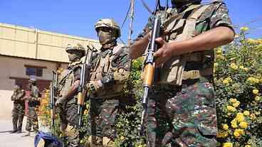 Houthis bombardeiam base militar e matam ao menos 50 no...