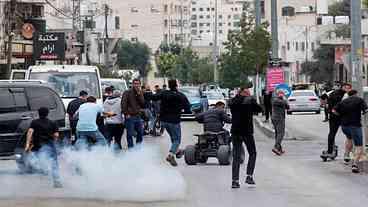Palestinos protestam contra demolições durante votação...