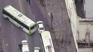 Criminosos sequestram ônibus para montar barricadas em Irajá