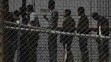 Governo dos EUA diz que as passagens de fronteira caíram 50%