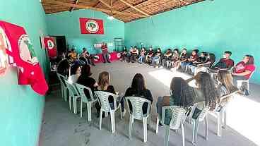 MST encanta alunos ao apresentar resultados da reforma agrária
