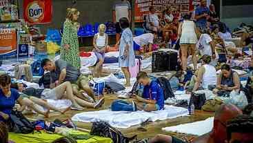 Incêndio florestal força retirada de milhares de turistas de ilhas gregas