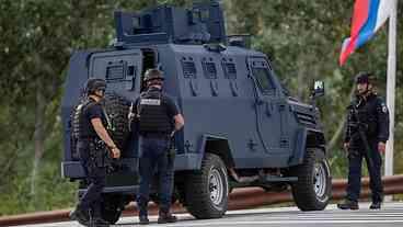 Polícia do Kosovo entra em vilarejo após tiroteio com homens armados