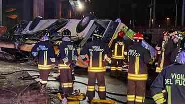 Ônibus com turistas cai de viaduto e deixa mortos em Veneza