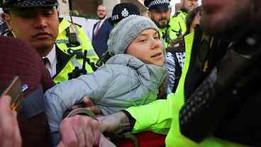 Greta Thunberg é detida pela polícia britânica em protesto pelo clima