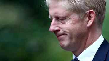 Irmão do premiê britânico renuncia a cargo no governo