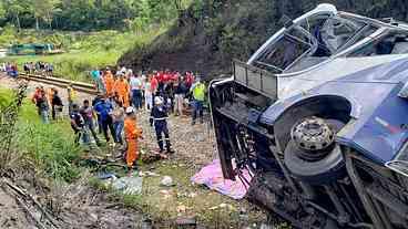 Sobe para 18 o número de mortos no acidente do ônibus que caiu de viaduto, em MG
