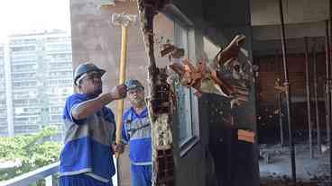 Seop e Gaeco realizam demolição de prédio no Recreio dos Bandeirantes