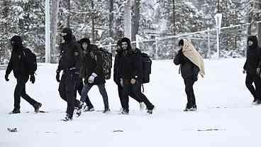 Finlândia fecha toda a fronteira terrestre com a Rússia