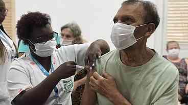 Idosos de residencial recebem quarta dose da vacina contra covid-19