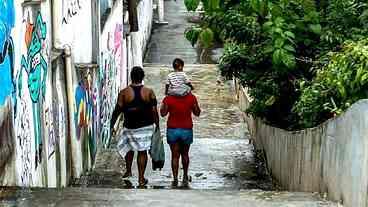 Mães que vivem na periferia têm cotidiano cada vez mais difícil