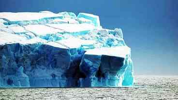 Maior iceberg do mundo se desprende de calota de gelo na Antártica