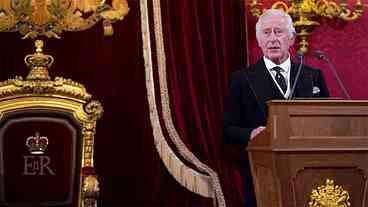 Charles III assume o trono que pertenceu à rainha Elizabeth II
