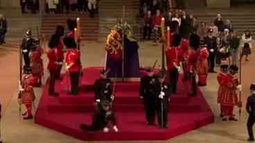 Guarda real desmaia durante velório da rainha Elizabeth II