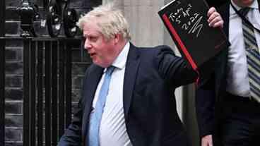 Johnson aceita responsabilidade por festas em meio ao confinamento