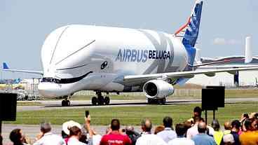 Cargueiro aéreo no formato de uma baleia pousa pela primeira vez no Brasil