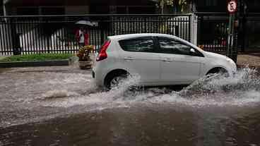 Temporal na cidade do Rio provoca alagamentos durante a madrugada