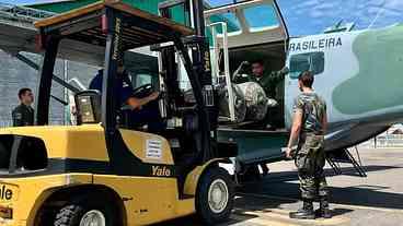 Força Aérea Brasileira inicia entrega de cestas básicas aos yanomami