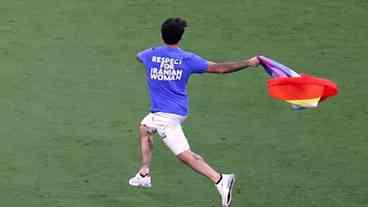 Torcedor italiano que invadiu jogo da Copa é liberado no Qatar