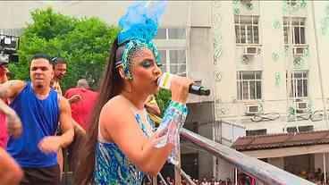Bloco da Lexa arrasta multidão pelas ruas, no Centro da Cidade