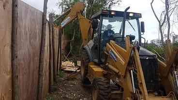 Secretaria e Gaeco realizam demolição de construção irregular no Recreio