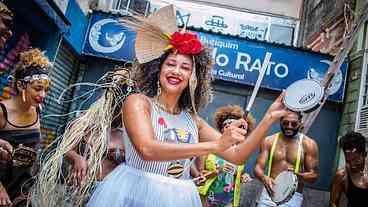 Afro-empreendedores apresentam fantasias e adereços em feira de moda na CasaBloco