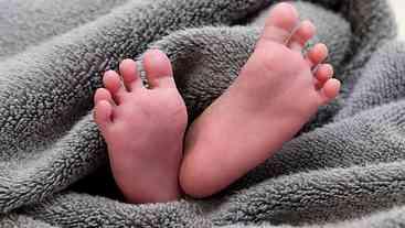 Menina da Malásia é acusada de assassinato por morte de bebê nascido de estupro