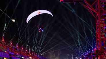 Atleta faz voo durante Desfiles das Campeãs no Rio