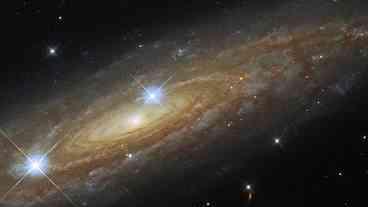 Hubble flagra interação de galáxias peculiares com buraco negro supermassivo