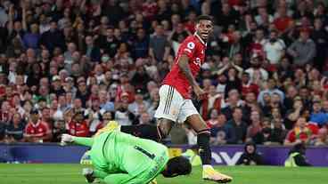 Manchester vence Liverpool e protestos da torcida viram comemoração