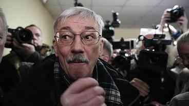 Rússia prende ativista de grupo ganhador do prêmio Nobel