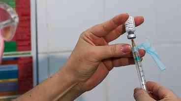 Goiás começa a vacinar adolescentes contra dengue