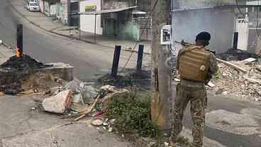 Polícia busca foragidos nos complexos do Alemão e Penha