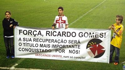 vasco-faz-homenagem-ao-tecnico-ricardo-gomes-que-segue-internado-apos-sofrer-um-avc-1314825820709_615x300.jpg