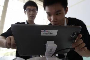 155311-a-man-uses-a-tablet-computer-during-the-baidu-2011-technology-innovati-300x200.jpg