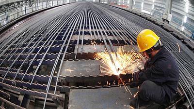 trabalhador-corta-barras-em-fabrica-de-aco-na-provincia-de-jiangsu-china.jpg
