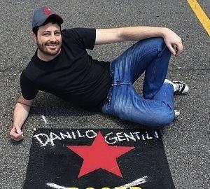 21jan2014-danilo-gentili-fez-piada-com-vaga-no-estacionamento-nas-dependencias-do-sbt-o-humorista-novo-contratado-da-emissora-riscou-o-nome-do-cantor-roger-e-escreveu-o-seu-1390323903510_300x420.jpg