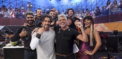 marcos-mion-posa-com-lulu-santos-no-palco-do-legendarios-da-record-1450208078095_615x300.jpg