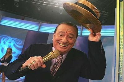 programa-raul-gil-uma-das-poucas-atracoes-da-tv-brasileira-que-permanece-intacta-ao-longo-do-tempo-o-programa-do-apresentador-raul-gil-repete-a-mesma-formula-desde-1970-jurados-avaliando-calouros-1344981613201_600x400.jpg