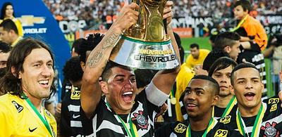 ralf-ergue-o-trofeu-de-campeao-brasileiro-apos-goleada-em-cima-do-sao-paulo-no-brasileiro-1448229418464_615x300.jpg