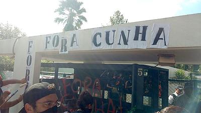 fora-cunha.jpg