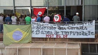 manifestantespredio.jpg