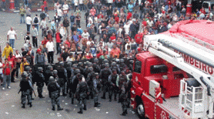 pm-invade-bombeiros1-300x168.gif