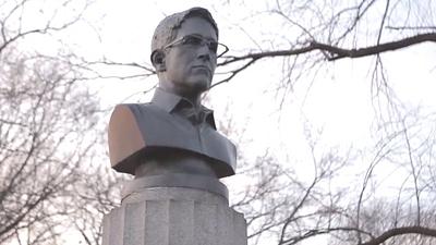 edwardsnowdenestatua.jpg