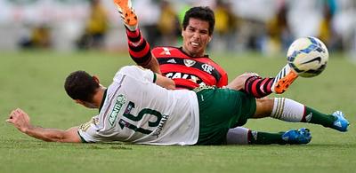 04mai2014-caceres-do-flamengo-disputa-bola-com-josimar-de-costas-do-palmeiras-1399233826951_615x300.jpg