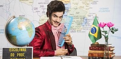 mateus-solano-interpreta-o-ze-bonitinho-de-jorge-loredo-no-especial-da-escolinha-do-professor-raimundo-o-personagem-e-o-tipico-estereotipo-do-conquistador-de-mulheres-1446074602887_615x300.jpg