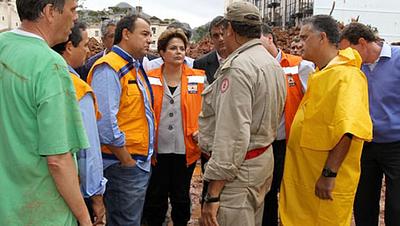 dilma-rousseff-e-o-governador-do-rio-de-janeiro-sergio-cabral-visitam-areas-atingidas-pelas-chuvas-em-nova-friburgo-1294942011534_615x300.jpg