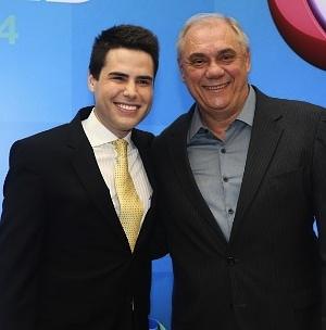 18mar2014-os-apresentadores-luiz-bacci-e-marcelo-rezendeposam-juntos-na-apresentacao-da-programacao-2014-da-record-em-sao-paulo-1395158060088_300x420.jpg