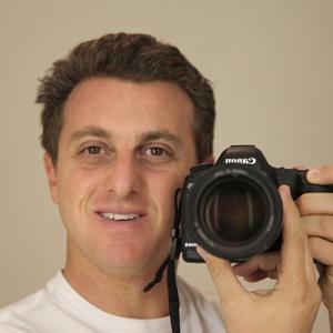o-apresentador-luciano-huck-1374263535782_300x300.jpg